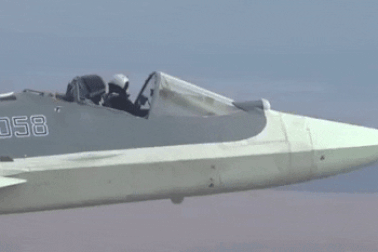 Phi công Nga điều khiển tiêm kích Su-57 "mui trần"