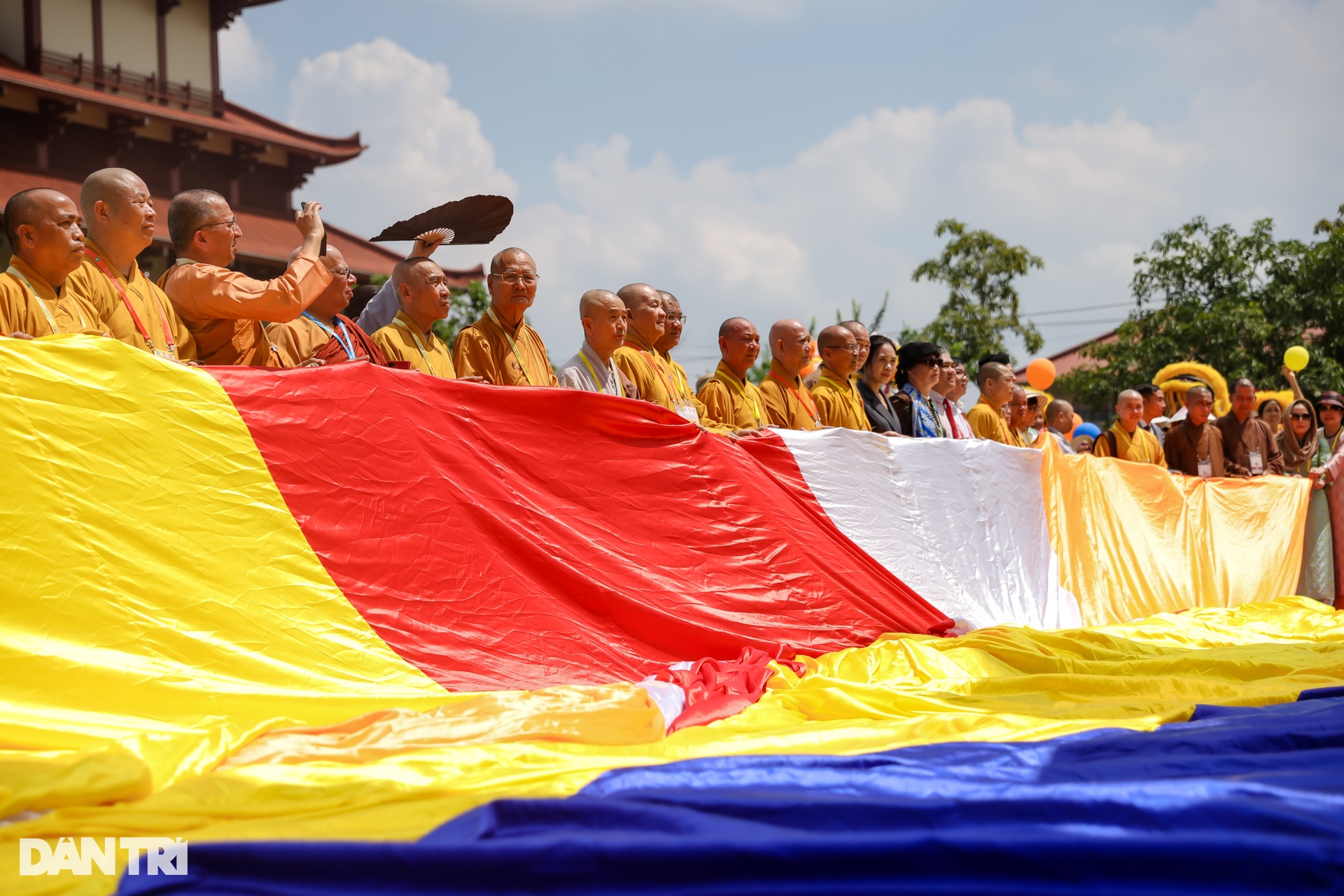 Đại Phật kỳ lớn nhất thế giới tung bay tại Đại lễ Vesak 2025 ở TPHCM - 6 Đại Phật kỳ lớn nhất thế giới tung bay tại Đại lễ Vesak 2025 ở TPHCM - 6