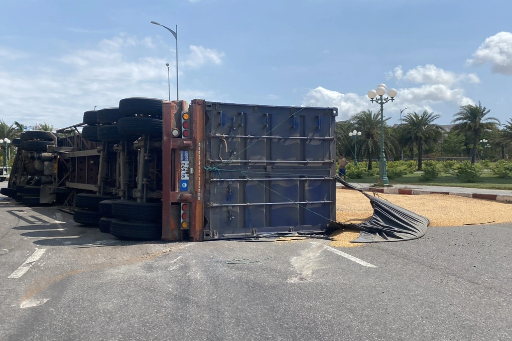 Xe container lật nghiêng khi ôm cua, hàng chục tấn bắp đổ tràn đường - 2 Xe container lật nghiêng khi ôm cua, hàng chục tấn bắp đổ tràn đường - 2
