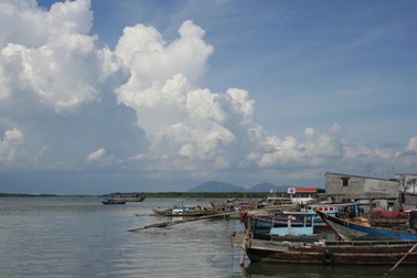 Tàu đụng xà lan, hơn 11 tấn dầu DO tràn ra sông