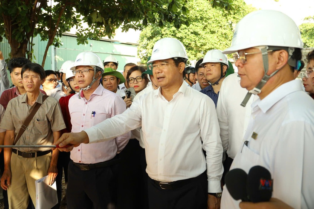 Chủ tịch TPHCM kiểm tra dự án cầu đường Nguyễn Khoái - 1 Chủ tịch TPHCM kiểm tra dự án cầu đường Nguyễn Khoái - 1
