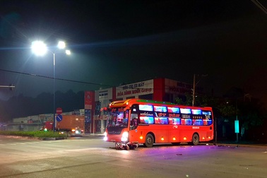 Lao vào đầu xe khách lúc rạng sáng, 2 thanh niên thương vong