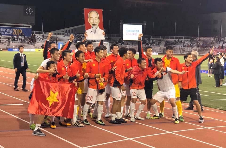 Nghệ sĩ Việt vỡ oà, nghẹn ngào khi U22 Việt Nam đoạt HCV SEA Games - 1 Nghệ sĩ Việt vỡ oà, nghẹn ngào khi U22 Việt Nam đoạt HCV SEA Games - 1