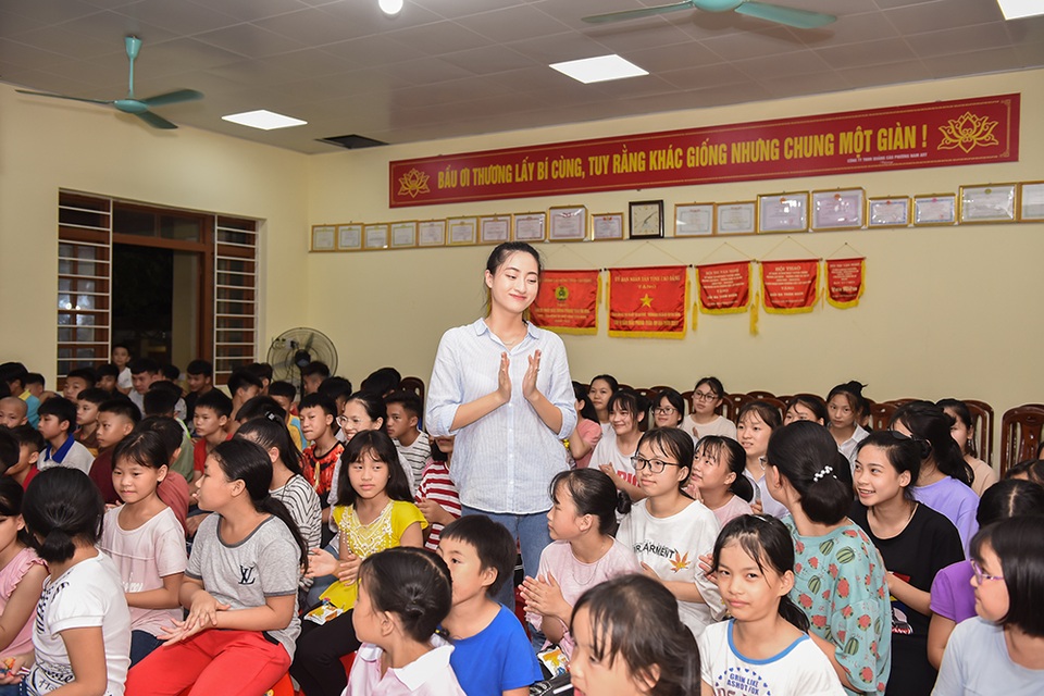 Lương Thùy Linh khánh thành dự án nhân ái “Đắp đường xây ước mơ” - 9 Lương Thùy Linh khánh thành dự án nhân ái “Đắp đường xây ước mơ” - 9