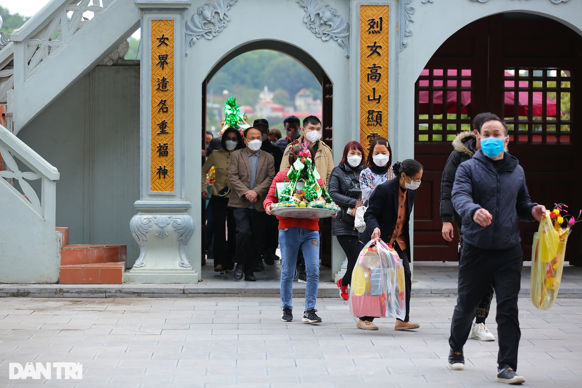 Du khách tấp nập đổ về đền Bà Chúa Kho xin lộc trong ngày mở cửa trở lại - 7
