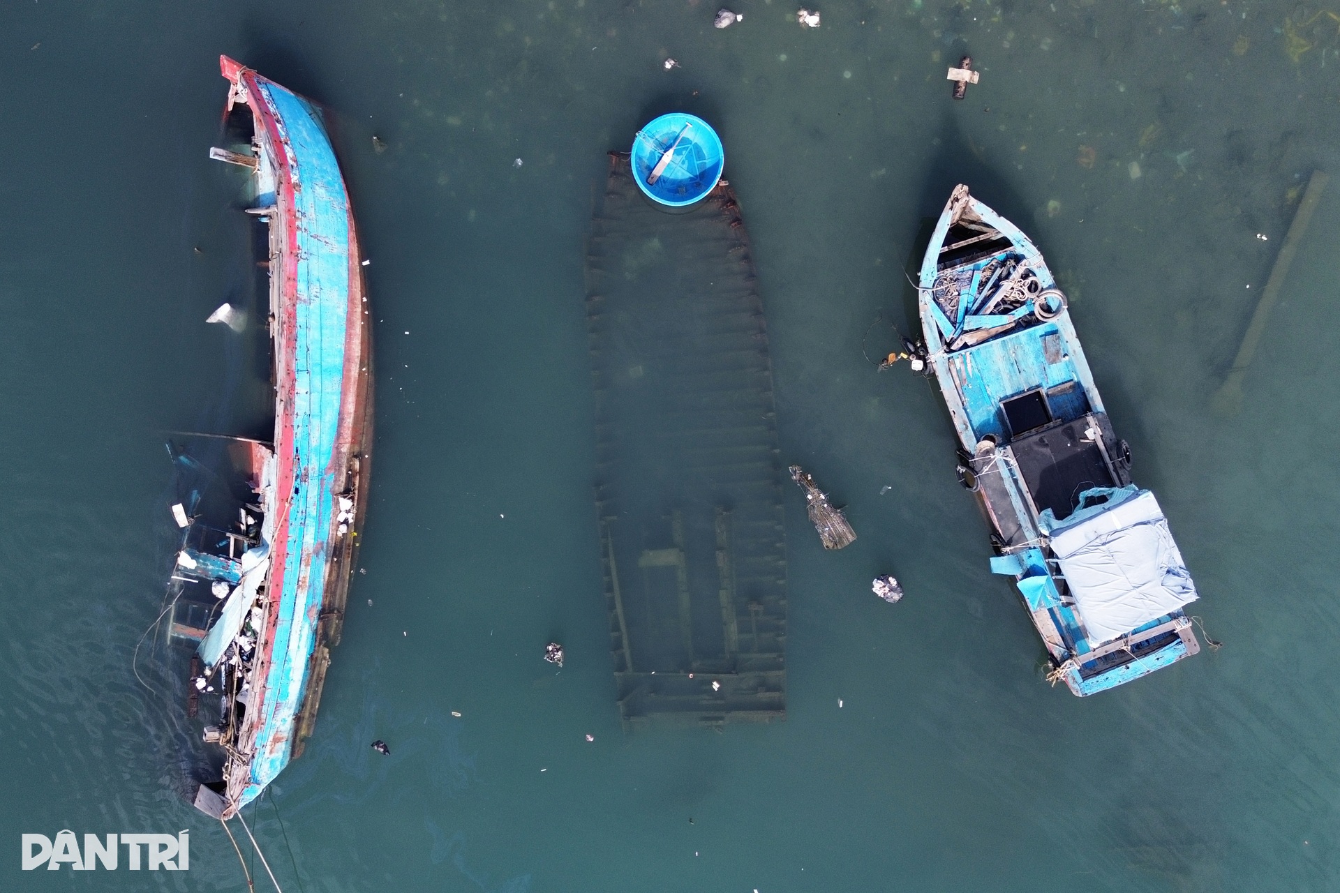 Ẩn họa khôn lường từ nghĩa địa tàu cá lớn nhất miền Trung - 3 Ẩn họa khôn lường từ nghĩa địa tàu cá lớn nhất miền Trung - 3