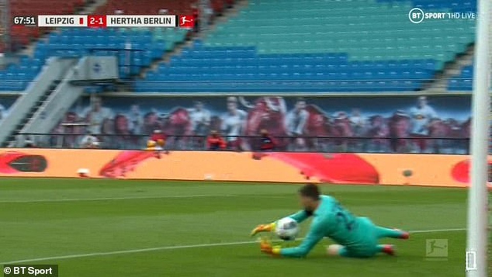 Bắt bóng thảm họa, thủ môn Hertha Berlin khiến đội nhà suýt thua - 1 Bắt bóng thảm họa, thủ môn Hertha Berlin khiến đội nhà suýt thua - 1