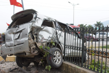 Ô tô bị tàu hỏa hất văng, 5 người may mắn thoát nạn