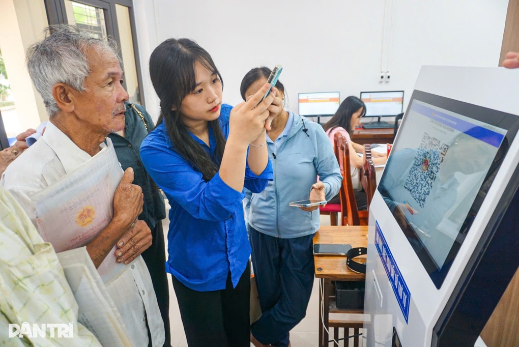 Người dân khảo sát cán bộ, gửi đánh giá đến lãnh đạo ngay lập tức - 1 Người dân khảo sát cán bộ, gửi đánh giá đến lãnh đạo ngay lập tức - 1