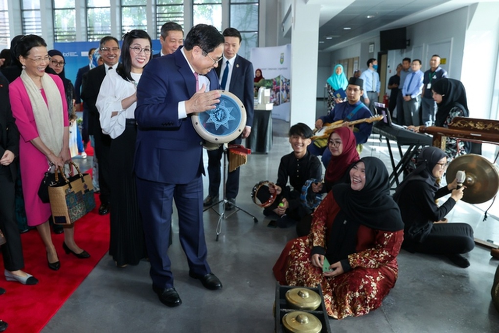 Thủ tướng thăm Đại học Quốc gia và lớp học tiếng Việt tại Brunei - 5 Thủ tướng thăm Đại học Quốc gia và lớp học tiếng Việt tại Brunei - 5