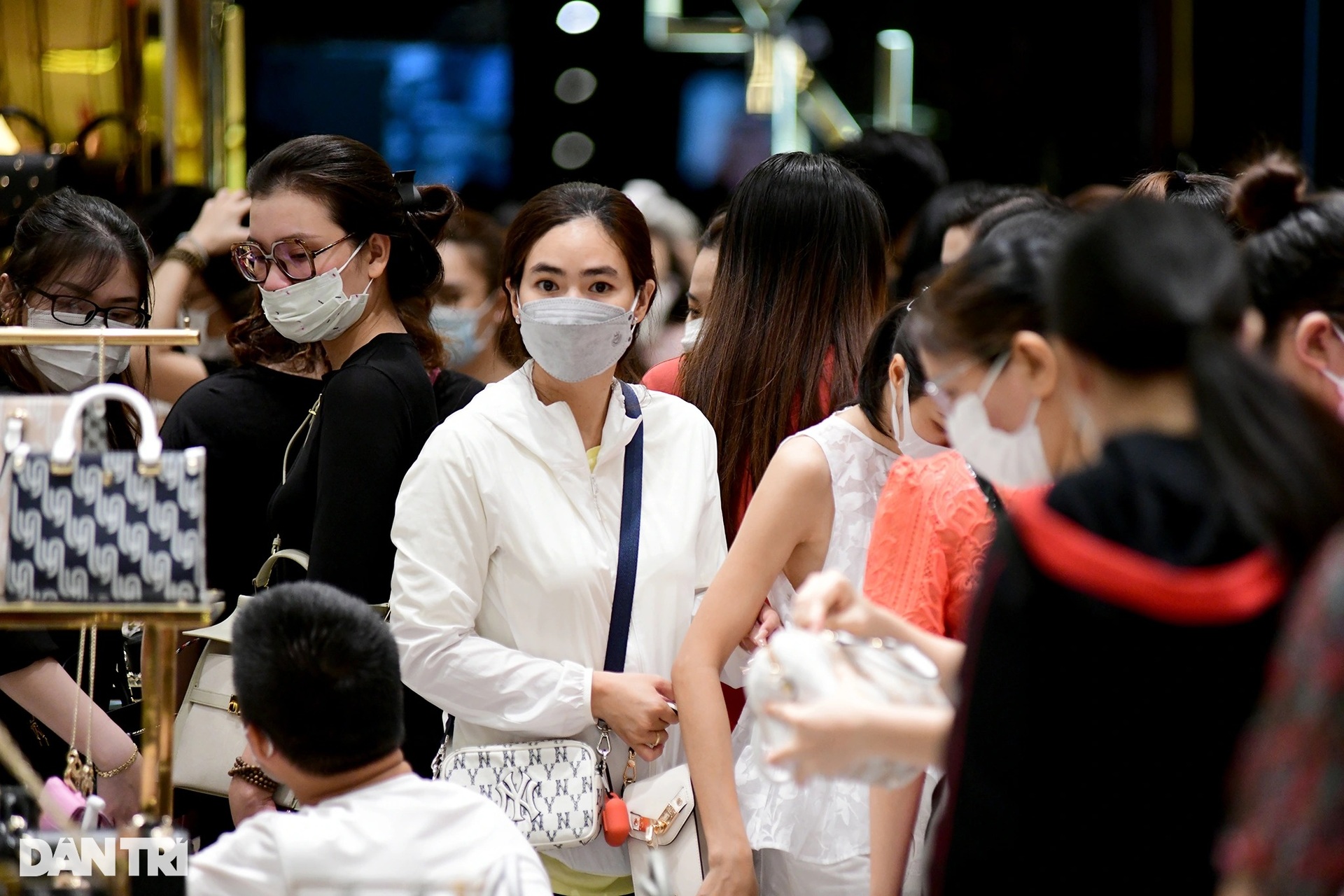 Người dân Sài Gòn chen chân mua sắm trong ngày Black Friday - 11