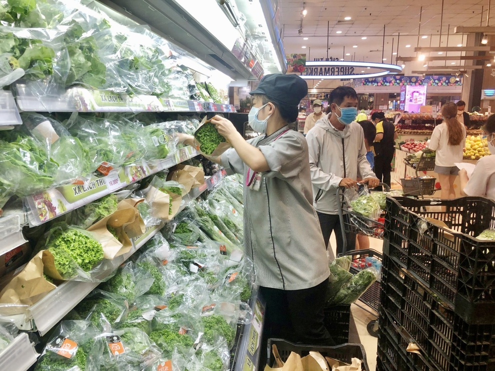 TPHCM: Dưa leo 80.000 đồng/kg, rau xanh ở chợ giá tăng chạm đỉnh - 6 TPHCM: Dưa leo 80.000 đồng/kg, rau xanh ở chợ giá tăng chạm đỉnh - 6