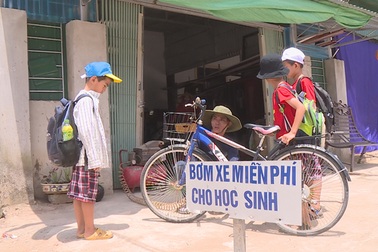 Cảm động người thợ cơ khí hàng ngày bơm vá xe miễn phí cho học sinh