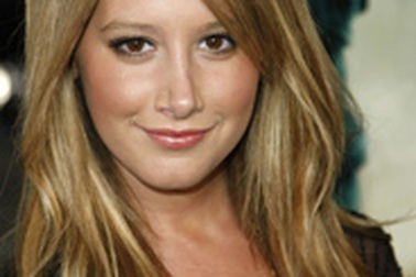 Ngôi sao của “High School Musical” muốn nâng cấp “vòng một”?