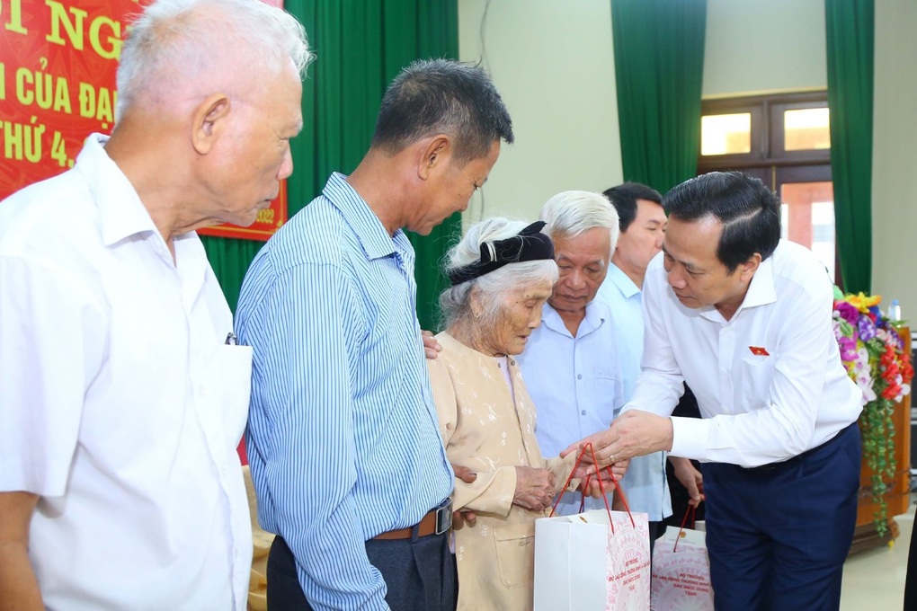 Bộ trưởng Đào Ngọc Dung trao quà tặng người có công, người nghèo - 2 Bộ trưởng Đào Ngọc Dung trao quà tặng người có công, người nghèo - 2