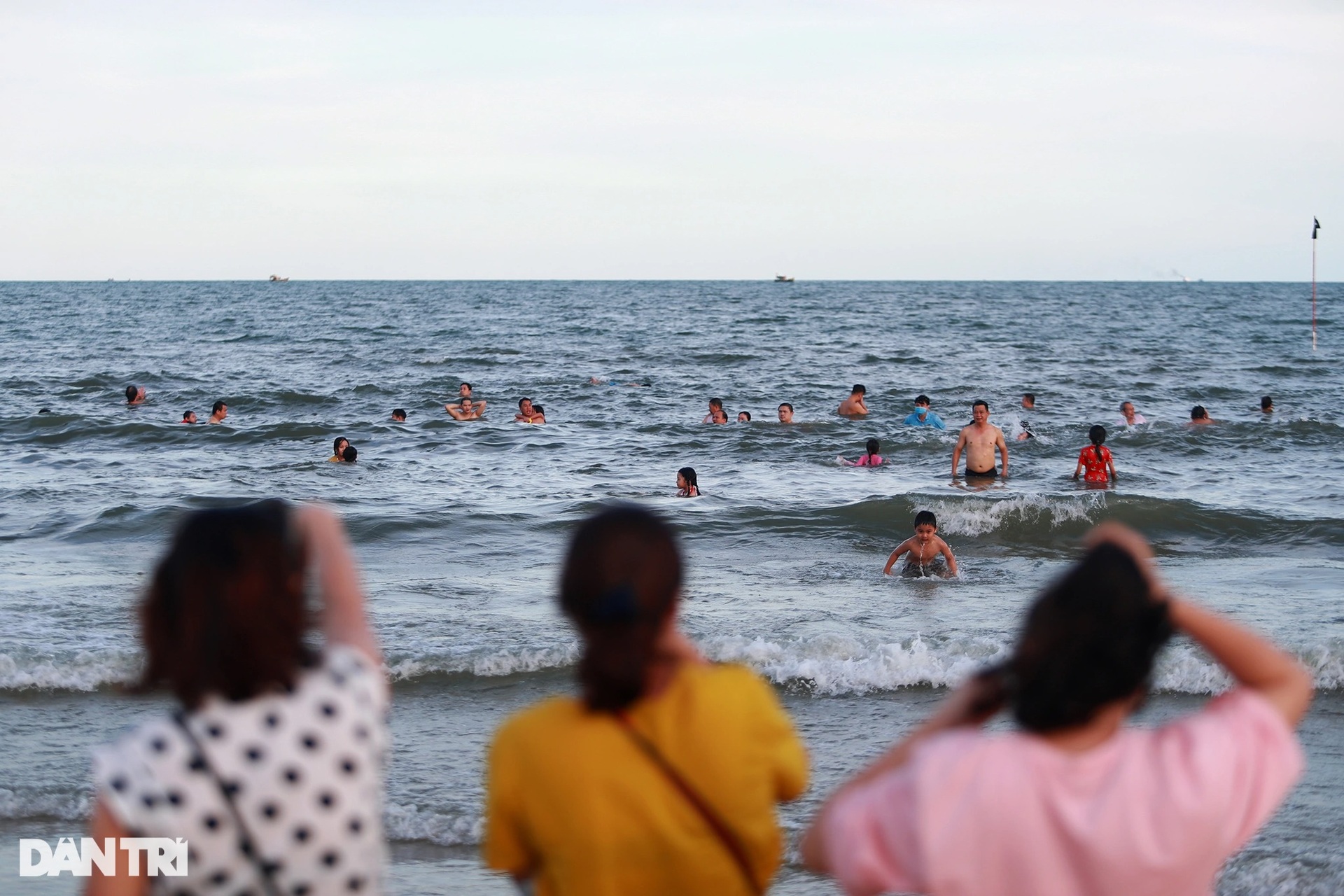 Người dân TPHCM đi 120 km tắm biển Vũng Tàu rồi ra về vì không có nhà nghỉ - 11