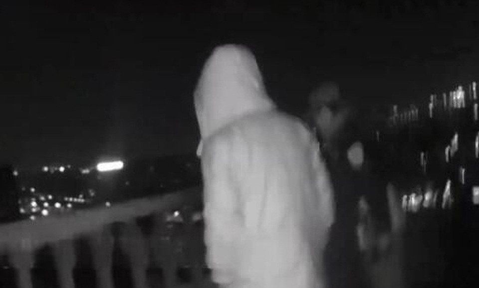 Người phụ nữ đòi nhảy khỏi tòa nhà vì chồng quên mua quà sinh nhật - 2