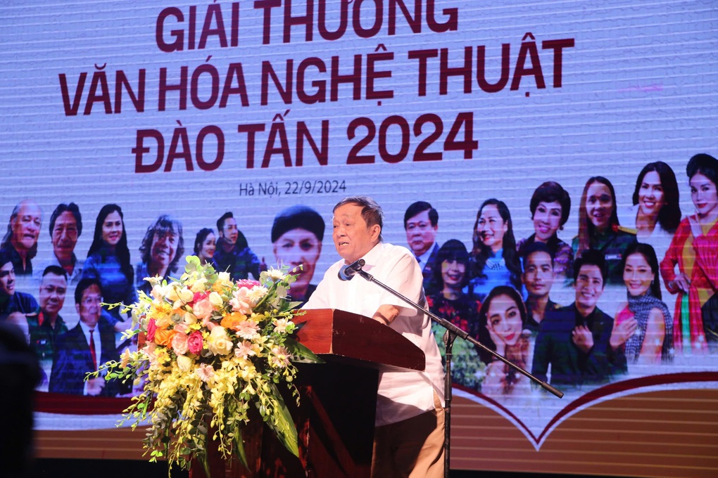 Ở tuổi 76, NSND Lệ Thủy được trao giải Thành tựu trọn đời trong nghệ thuật - 1 Ở tuổi 76, NSND Lệ Thủy được trao giải Thành tựu trọn đời trong nghệ thuật - 1