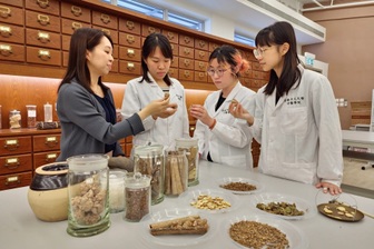 Ngành y học cổ truyền thu hút sinh viên