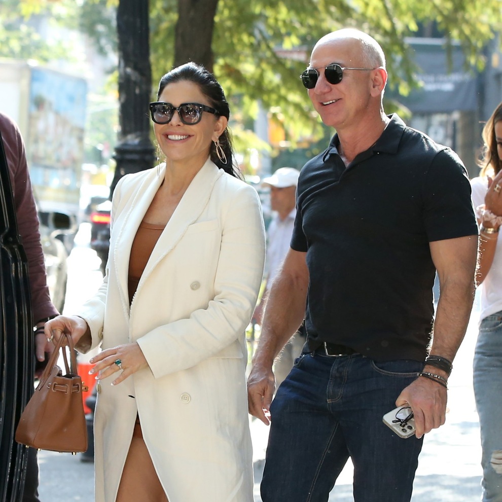 Tỷ phú Jeff Bezos và bạn gái đốt mắt người qua đường tại New York - 5 Tỷ phú Jeff Bezos và bạn gái đốt mắt người qua đường tại New York - 5