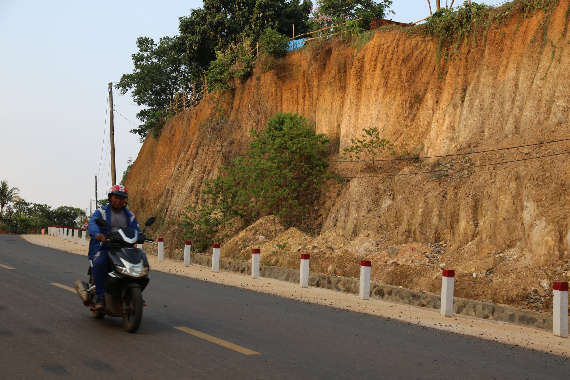 Nhà cheo leo bên vực sâu 12m sau hạ cốt nền ở Đồng Nai - 11