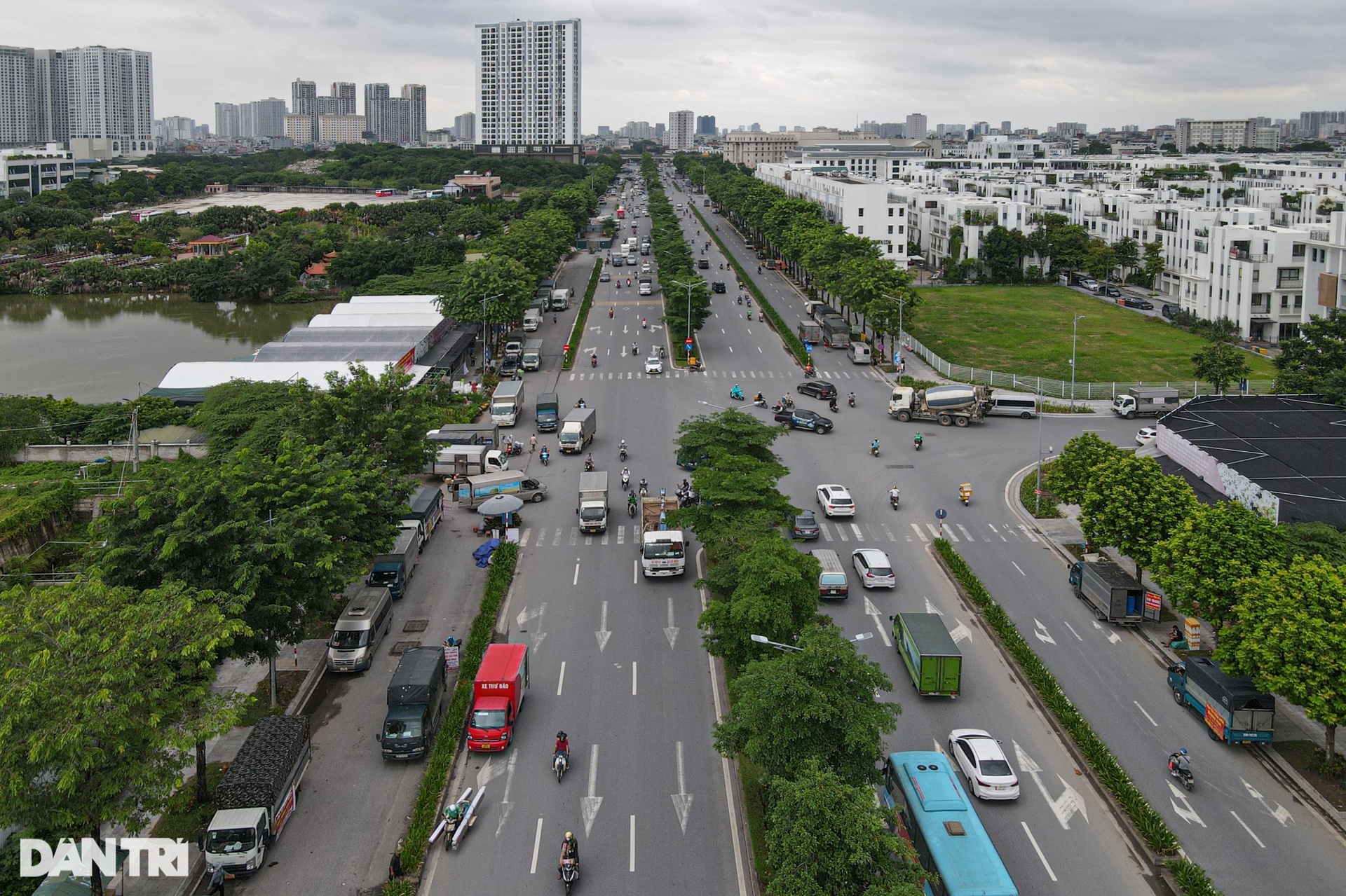 Đại lộ nghìn tỷ ở Hà Nội biến thành bến xe tải - 1 Đại lộ nghìn tỷ ở Hà Nội biến thành bến xe tải - 1