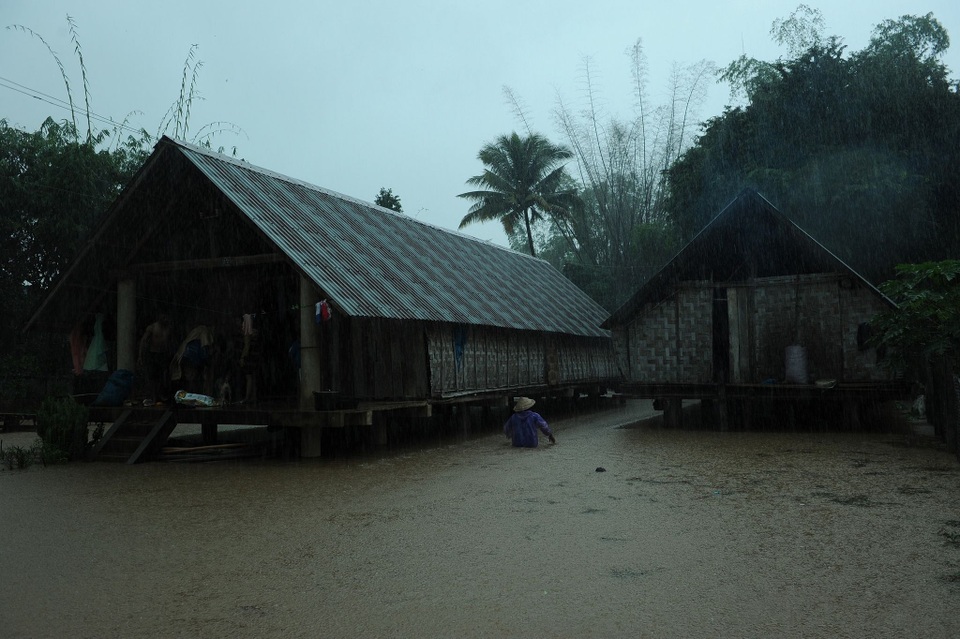 Người dân ngồi nhà sàn nhìn nước ngập mênh mông - 7 Người dân ngồi nhà sàn nhìn nước ngập mênh mông - 7