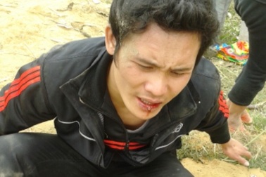 Nhóm côn đồ hành hung người giữa chợ