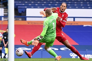 Cổ động viên Liverpool háo hức khi Van Dijk hồi phục chấn thương thần kỳ