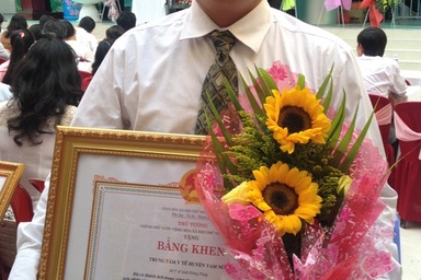 Vợ chồng y, bác sĩ đỡ đẻ cho hàng ngàn bà bầu dưới ánh đèn dầu