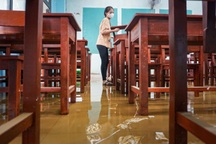 Gần 1.500 học sinh nghỉ học vì trường ngập bùn non