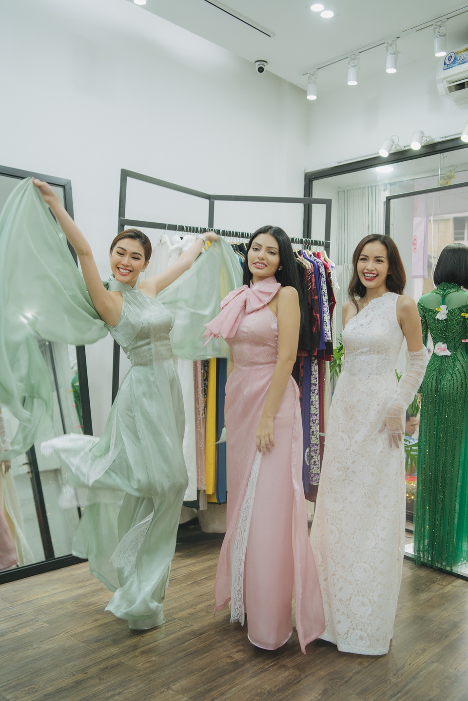 Tường Linh mời Hoa hậu Siêu quốc gia Malaysia đến Việt Nam xem biểu diễn thời trang - 4 Tường Linh mời Hoa hậu Siêu quốc gia Malaysia đến Việt Nam xem biểu diễn thời trang - 4