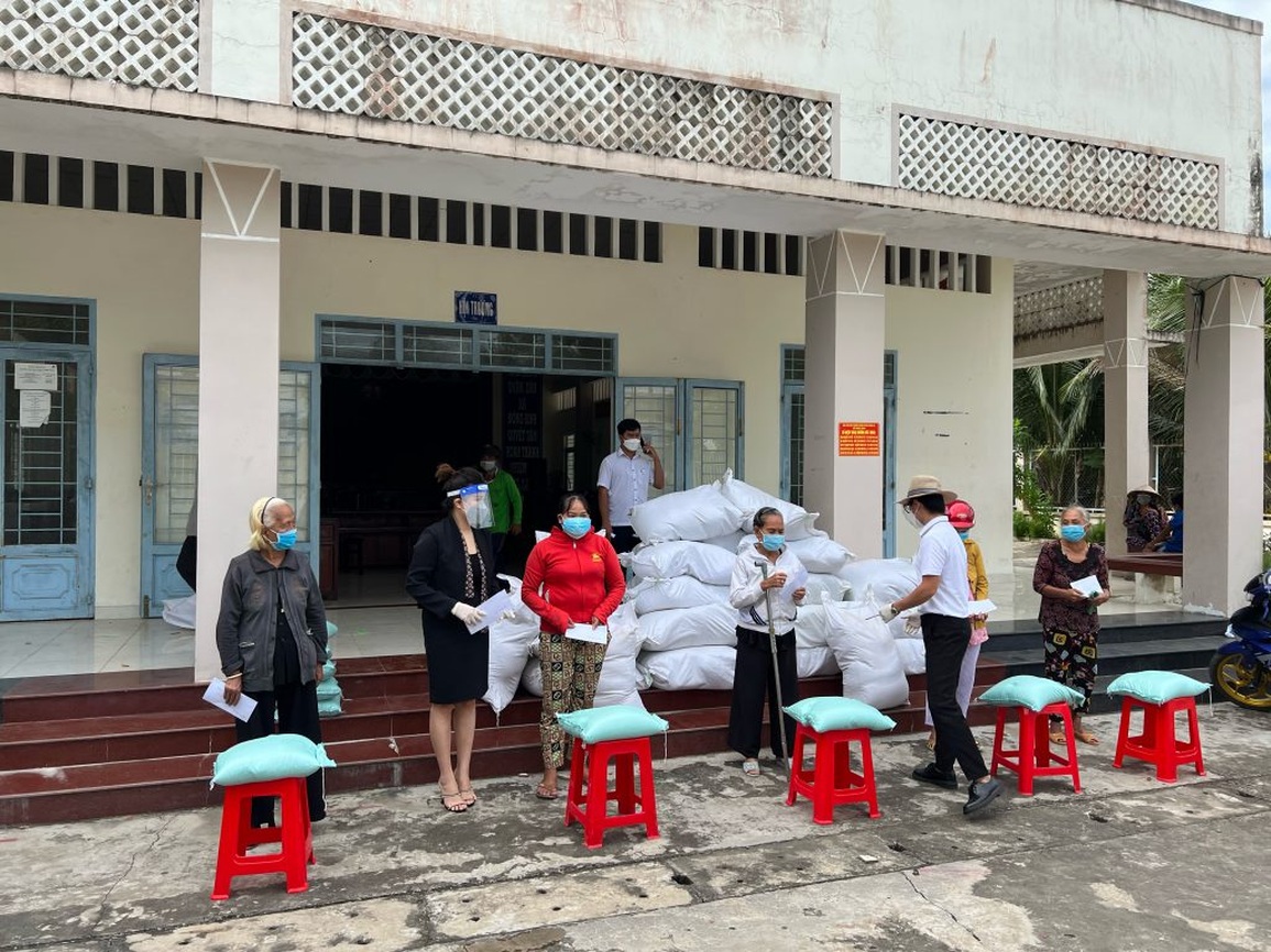 Công ty cổ phần SOCOS tặng gạo cho người dân vùng cách ly - 3 Công ty cổ phần SOCOS tặng gạo cho người dân vùng cách ly - 3