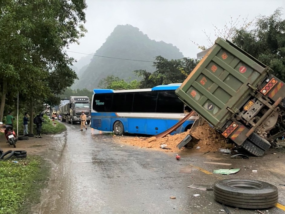 3 người tử vong trong vụ tông xe nghiêm trọng lúc rạng sáng - 1 3 người tử vong trong vụ tông xe nghiêm trọng lúc rạng sáng - 1