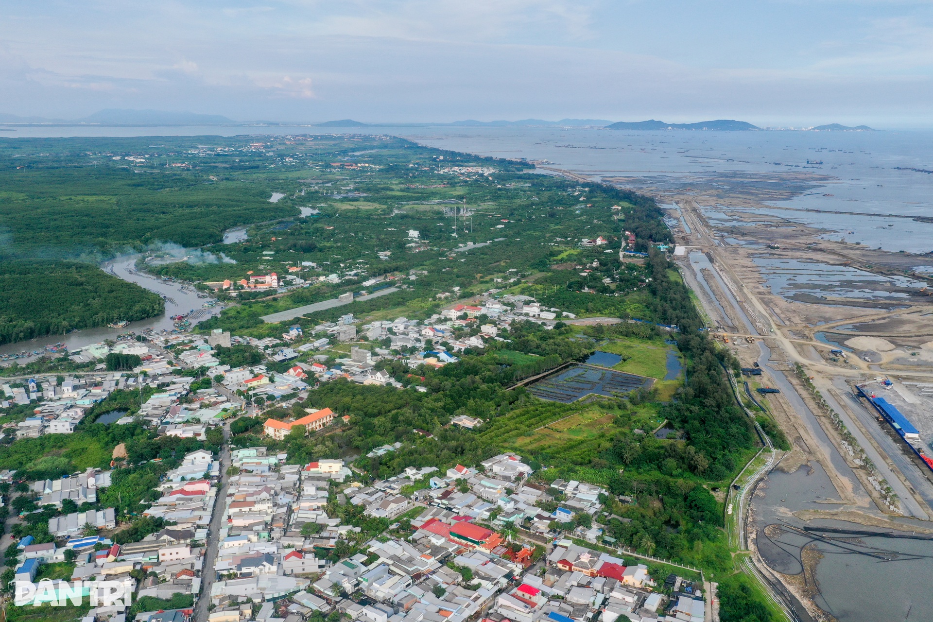 Cận cảnh đại công trường Khu đô thị lấn biển Cần Giờ sau nửa năm thi công - 9 Cận cảnh đại công trường Khu đô thị lấn biển Cần Giờ sau nửa năm thi công - 9