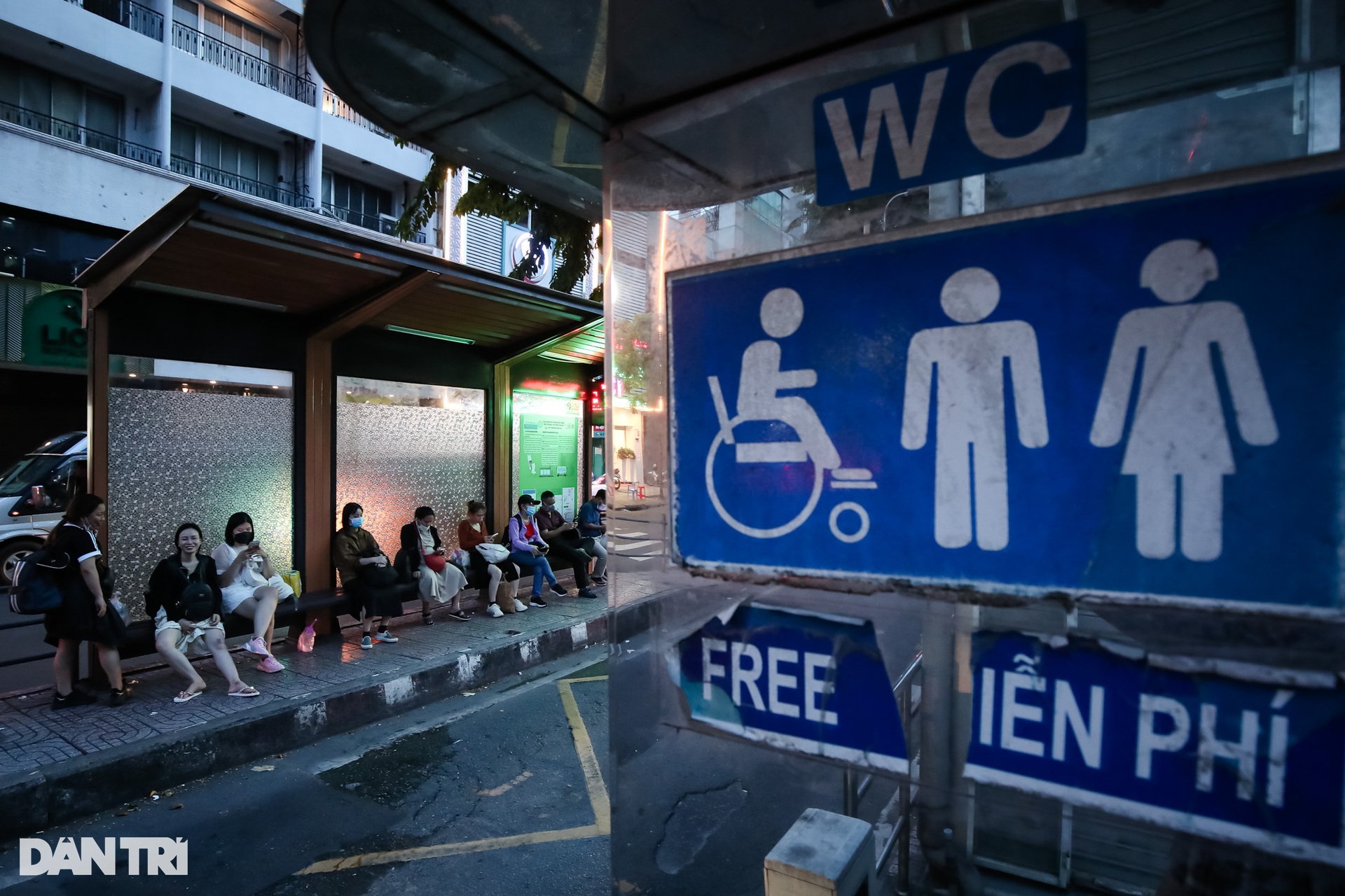 Cận cảnh những nhà vệ sinh công cộng trên các khu đất vàng ở TPHCM - 12 Cận cảnh những nhà vệ sinh công cộng trên các khu đất vàng ở TPHCM - 12