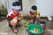 Bà và mẹ lần lượt qua đời, cậu bé lên 8 "gồng mình" chăm em 6 tuổi