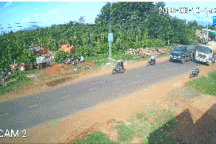 Sang đường không quan sát, người phụ nữ đi xe máy suýt trả giá bằng mạng sống