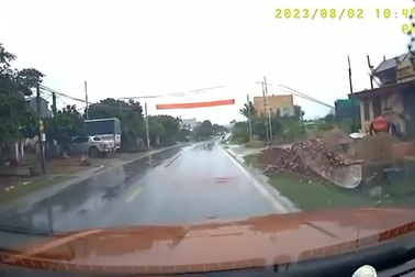 Trượt ngã trên đường trơn, người phụ nữ bị ô tô tông trúng