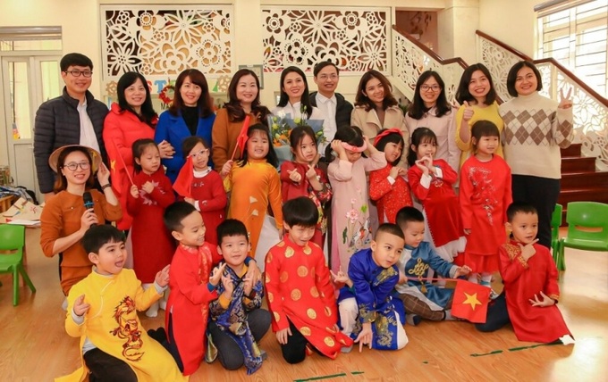Giáo viên chia sẻ kinh nghiệm dạy kỹ năng sống cho trẻ mầm non và thực hành các hoạt động liên quan đến ngày Tết cổ truyền của Việt Nam. Ảnh: An Nhiên