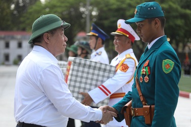 Ông Nguyễn Trọng Nghĩa thăm, động viên lực lượng tham gia diễu binh ở TPHCM