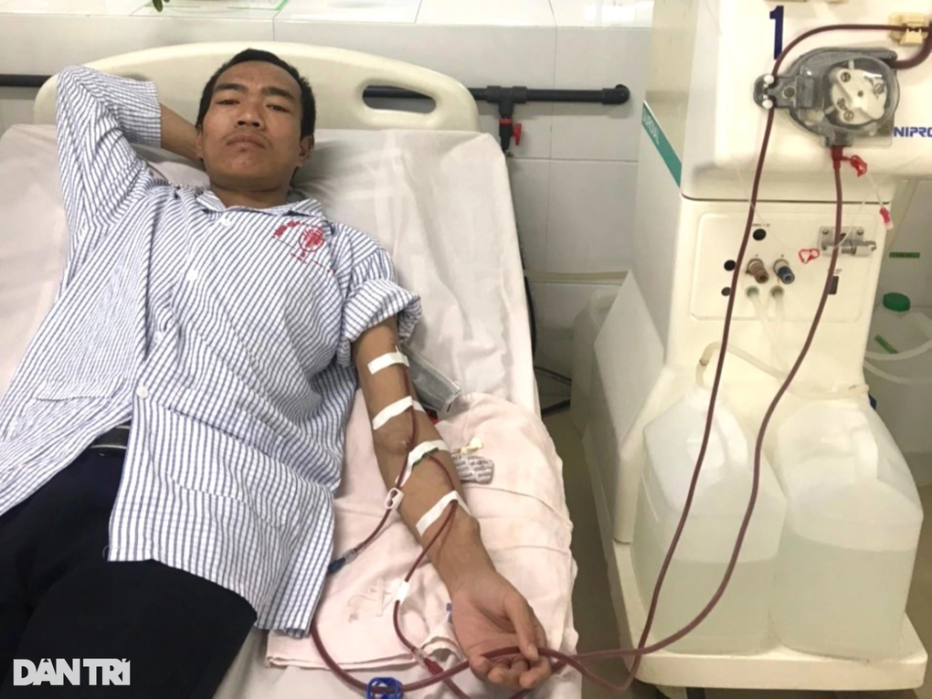 Rớt nước mắt cảnh 2 đứa trẻ đợi cơm từ thiện của người bố mắc bệnh nặng - 1 Rớt nước mắt cảnh 2 đứa trẻ đợi cơm từ thiện của người bố mắc bệnh nặng - 1