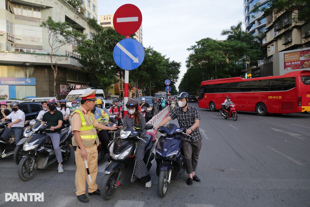 Hàng loạt tài xế xe máy đi ngược chiều ở Hà Nội dính án phạt - 2 Hàng loạt tài xế xe máy đi ngược chiều ở Hà Nội dính án phạt - 2