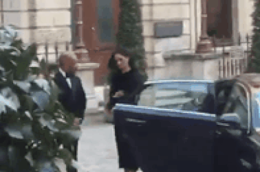 Hành động đóng cửa xe gây bất ngờ của Công nương Anh