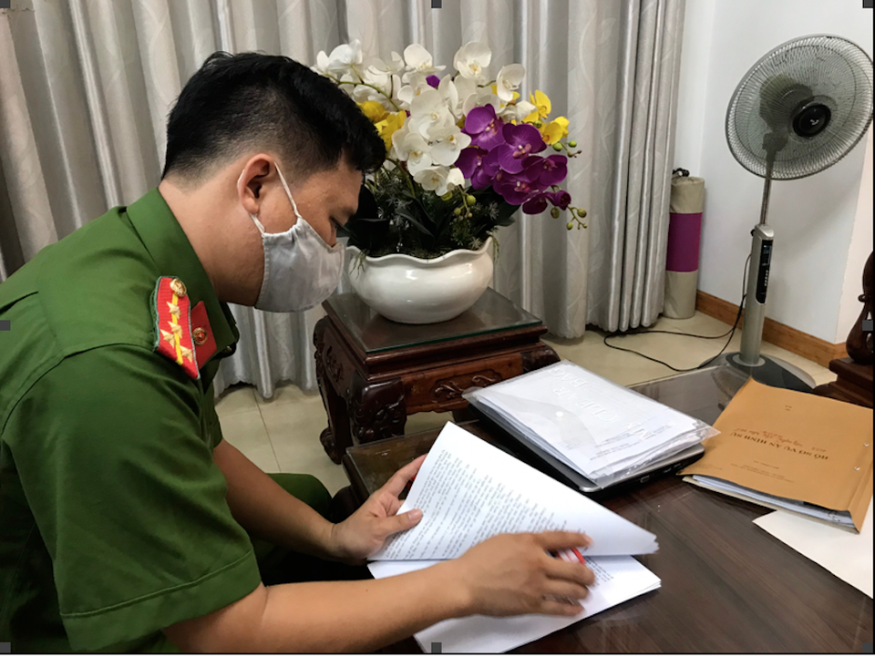 Công an bất ngờ khám xét một cây xăng, bắt khẩn cấp nữ giám đốc - 3 Công an bất ngờ khám xét một cây xăng, bắt khẩn cấp nữ giám đốc - 3