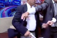 Nghị sĩ rút súng doạ đối thủ trên truyền hình trực tiếp