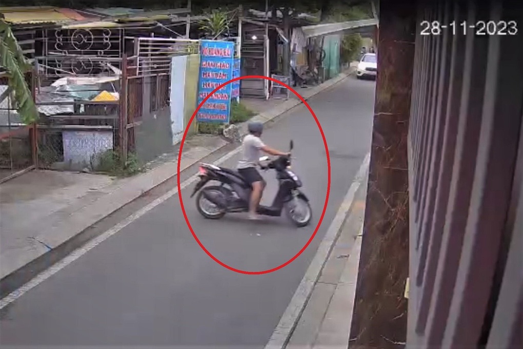 Bắt kẻ tự xưng đi từ thiện, lừa lấy 2 cây vàng của hai cụ già ở TPHCM - 1 Bắt kẻ tự xưng đi từ thiện, lừa lấy 2 cây vàng của hai cụ già ở TPHCM - 1