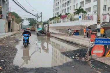 Chủ đầu tư ngó lơ khi đường ngập, căn hộ thấm nước tại chung cư ở TPHCM