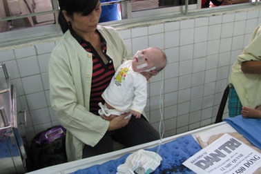 Mang tấm lòng bạn đọc đến với hai em bé bị bỏ rơi 