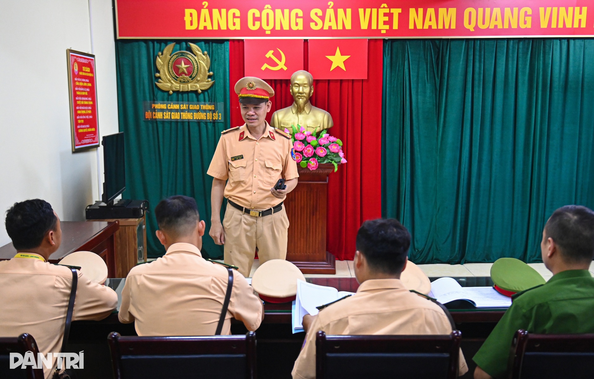 CSGT Hà Nội xuyên đêm vây bắt loạt thanh niên phóng xe máy kẹp 3 diễu phố - 1 CSGT Hà Nội xuyên đêm vây bắt loạt thanh niên phóng xe máy kẹp 3 diễu phố - 1